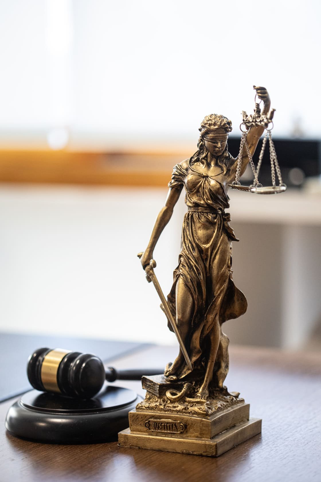 Símbolo de la justicia en despacho de abogados en Murcia