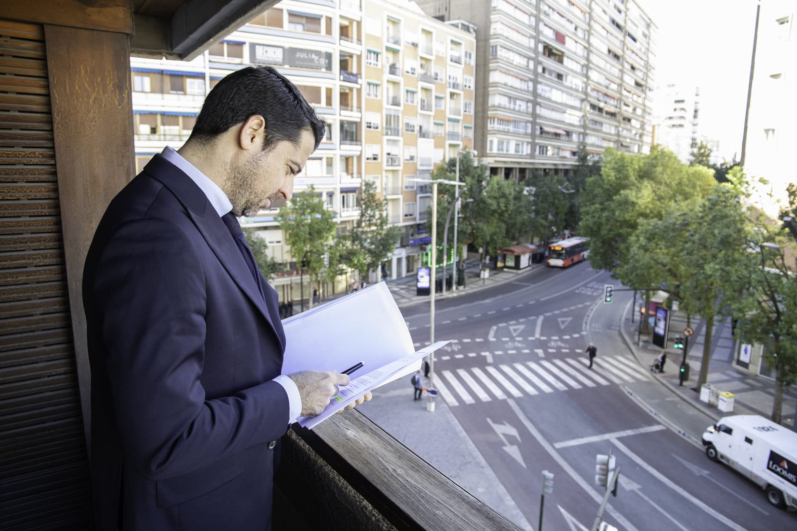 Abogado revisando un expediente legal en Murcia